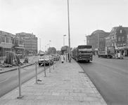 880049 Afbeelding van een GEVU-stadsbus lijn 6 naar Zuilen, op de halte aan de noordzijde van het Vredenburg te ...